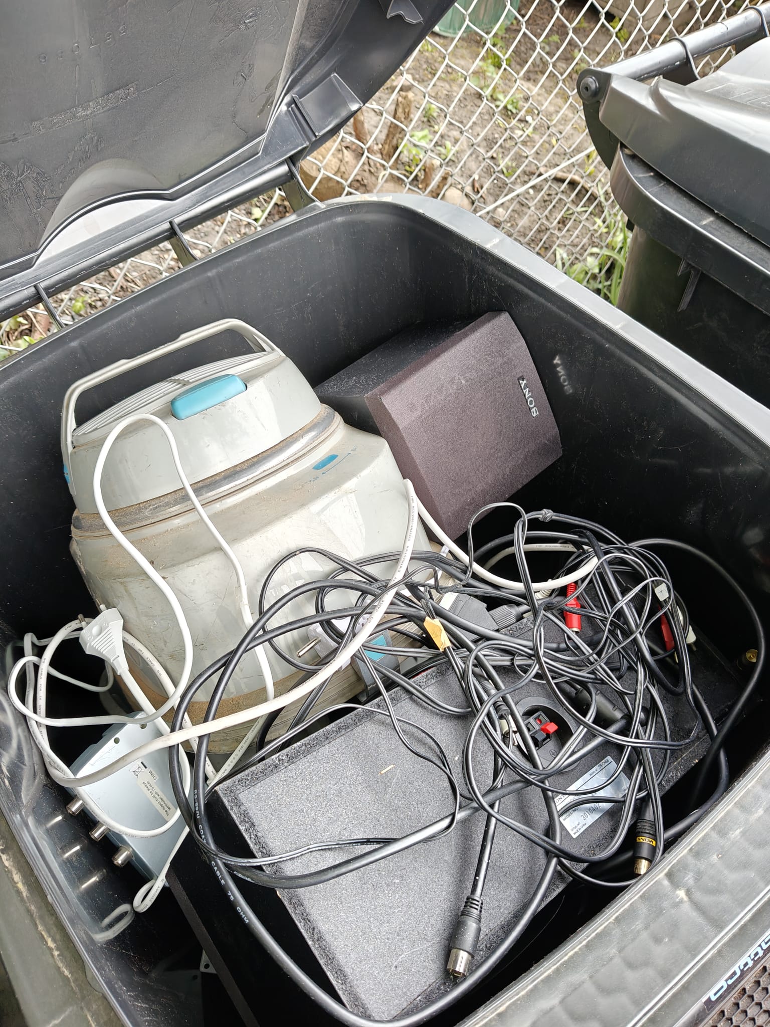 Klimroos.Krabbendijke.E waste.container.2