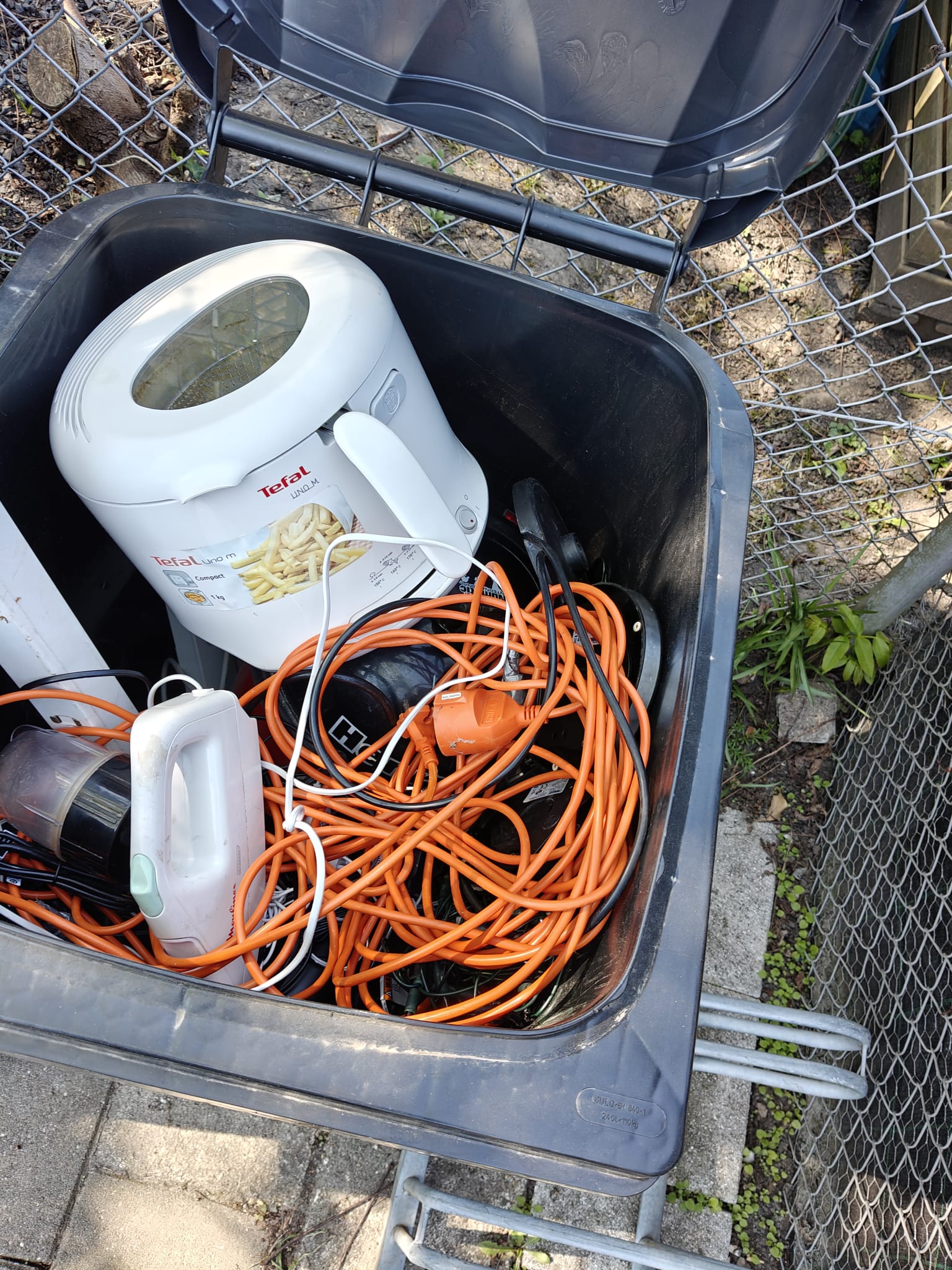 Klimroos.Krabbendijke.E waste.container.3