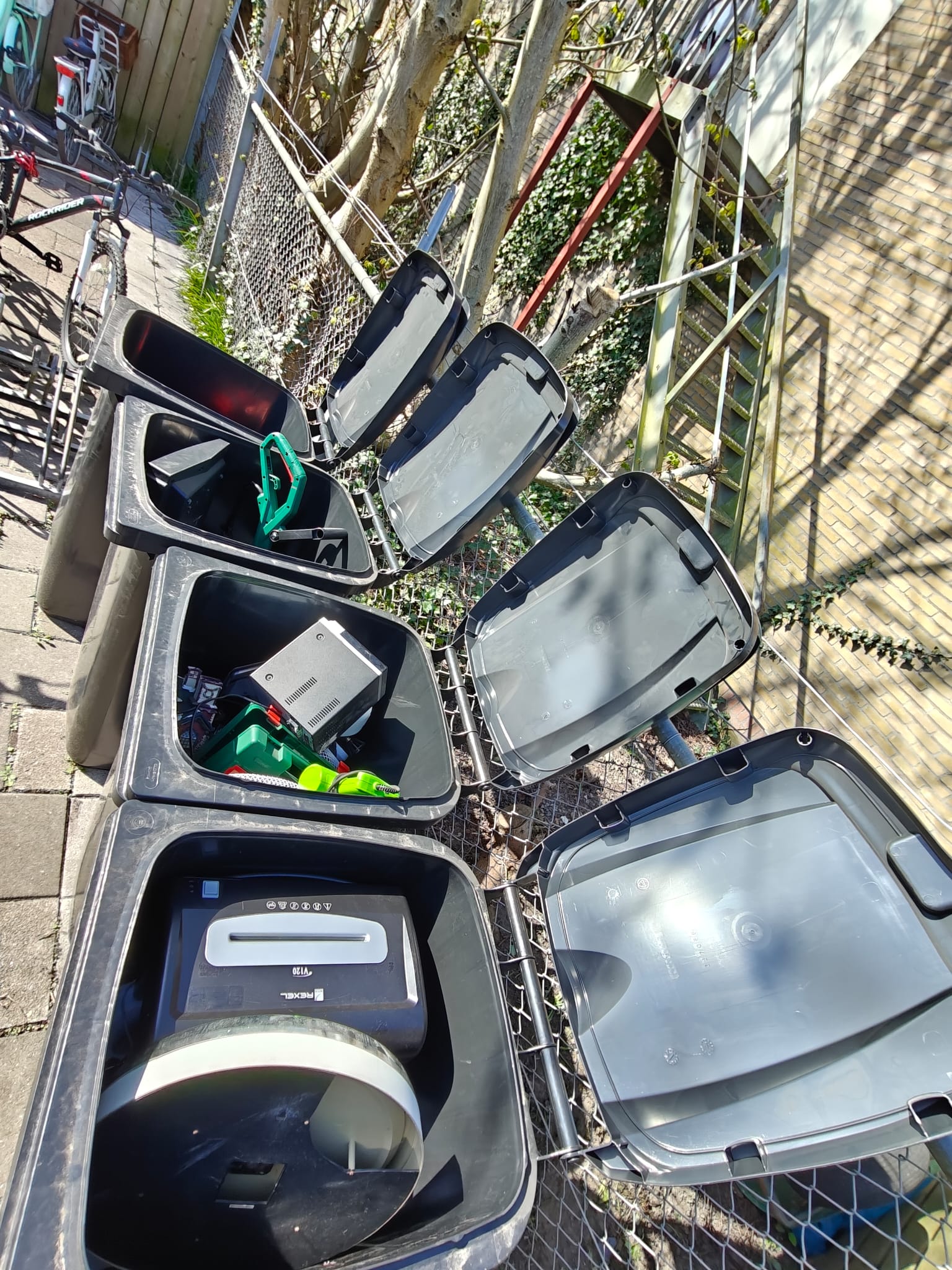 Klimroos.Krabbendijke.E waste.container.4