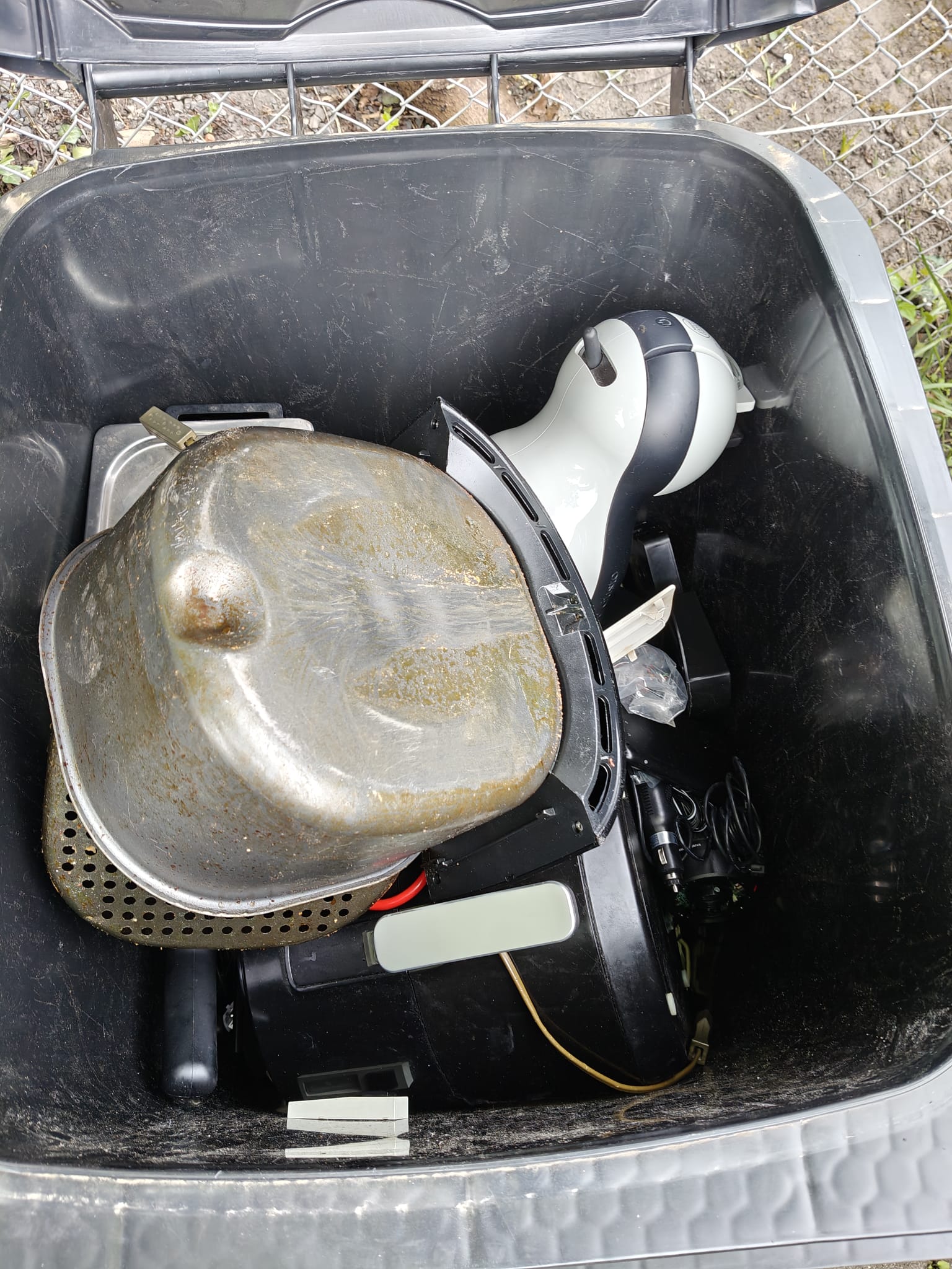 Klimroos.Krabbendijke.E-waste.container.1.jpg