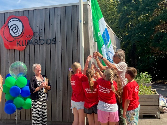 heisen.vlag.kinderen.klimroos2